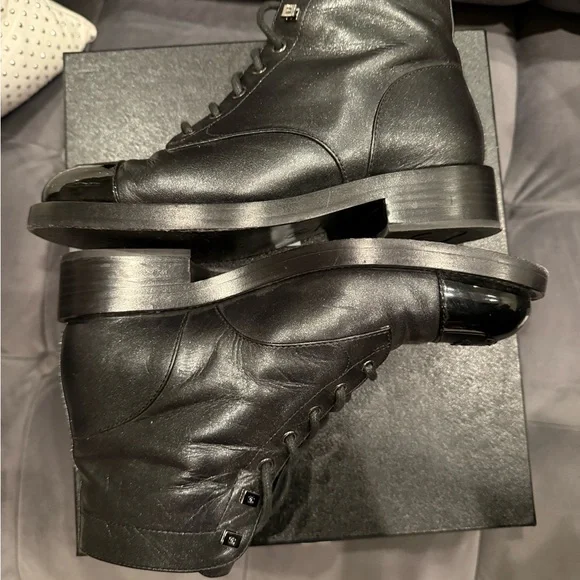Chanel Women's Lace-Up Leather Ankle Boots w/ Patent Leather Logo Toe - Sz 39.5 - Picture 4 of 13